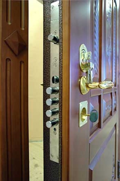 Сейф-двери с наружной отделкой из массива дуба с резьбой